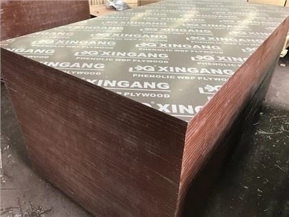 Contraplacado com dupla face de filme marrom