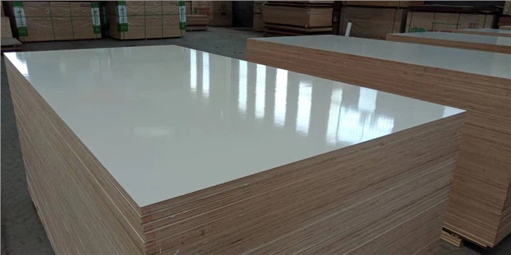 Cores de grão de madeira e branco com placa de Mdf laminada de melamina brilhante Sueface para móveis